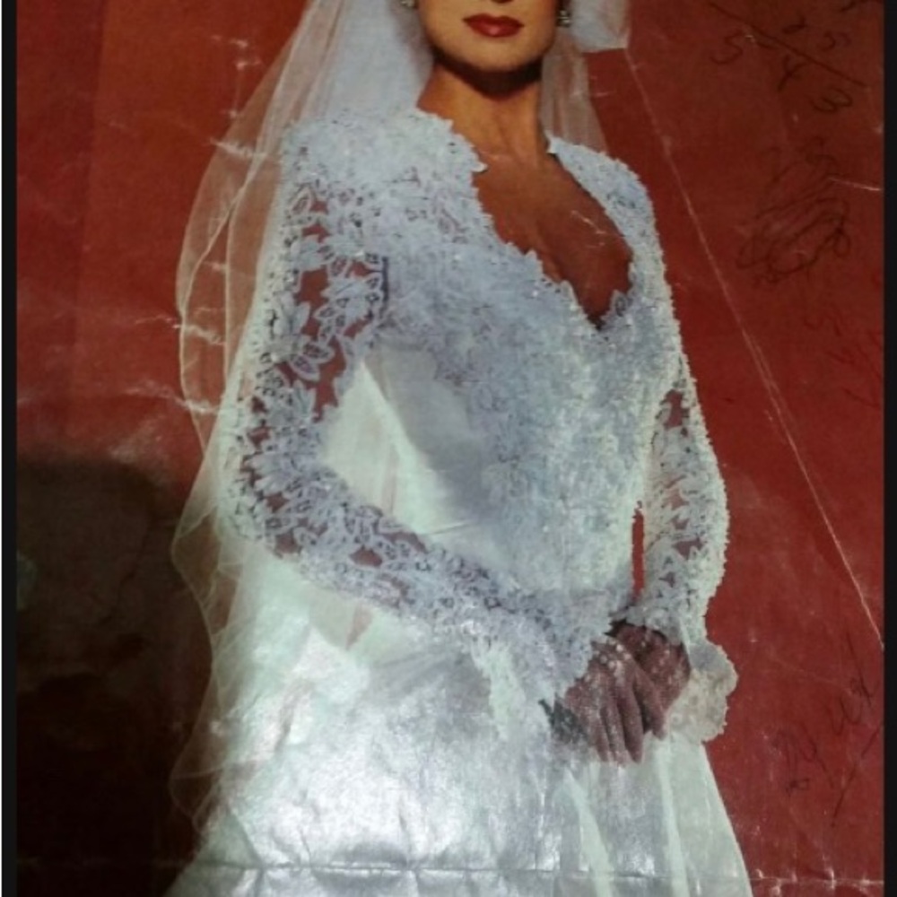 Vintage Wedding Dress. Aline sposaeuropa demetios. Lace added to hem